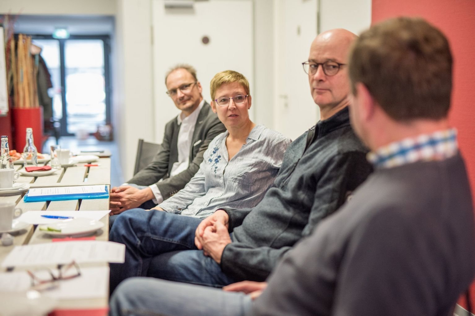 Unser Ethik-Komitee unterstützt Sie, Ihre Angehörigen und auch unser behandelndes Team bei ethischen Entscheidungskonflikten mit ethischen Fallbesprechungen Unser Ethik-Komitee unterstützt Sie, Ihre Angehörigen und auch unser behandelndes Team bei ethischen Entscheidungskonflikten mit ethischen Fallbesprechungen