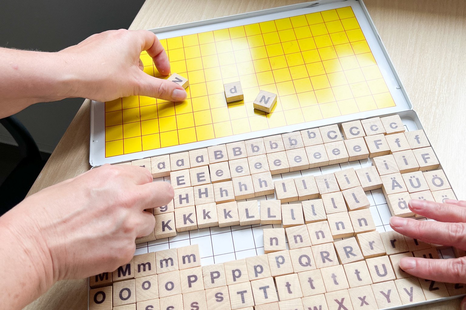 Buchstabenspiel und Hände