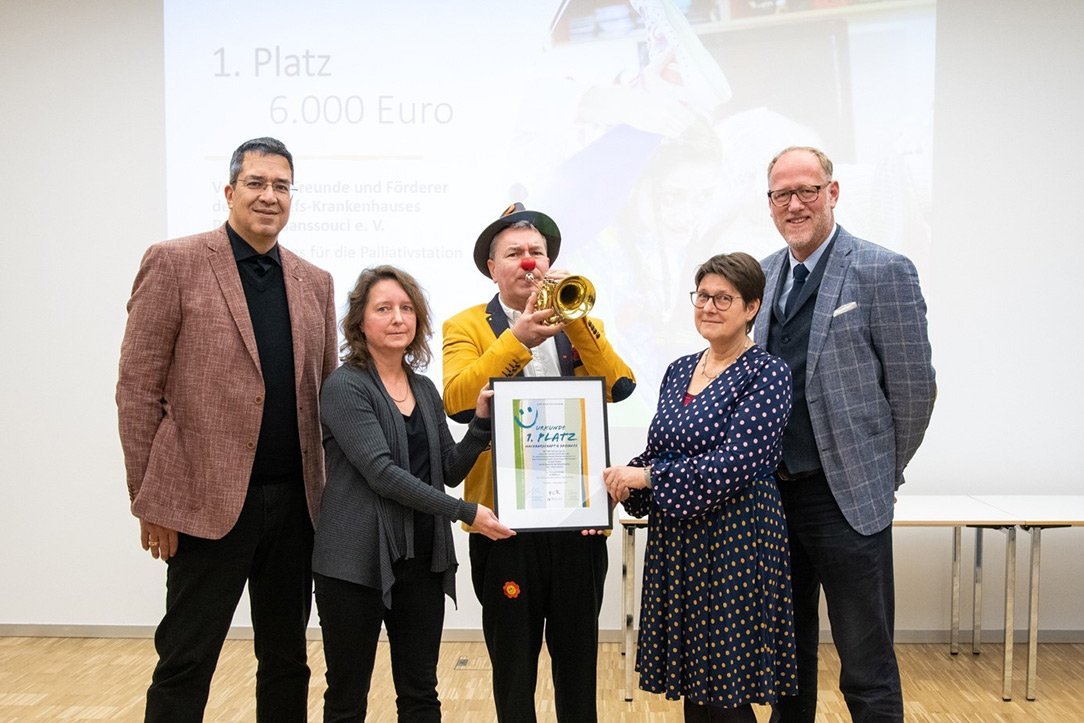 Frau Dr. Dörr und Frau Pfn. Koopmann bei der Auszeichnung mit den Vorständen von Pro Potsdam (Foto: Stefan Goede)