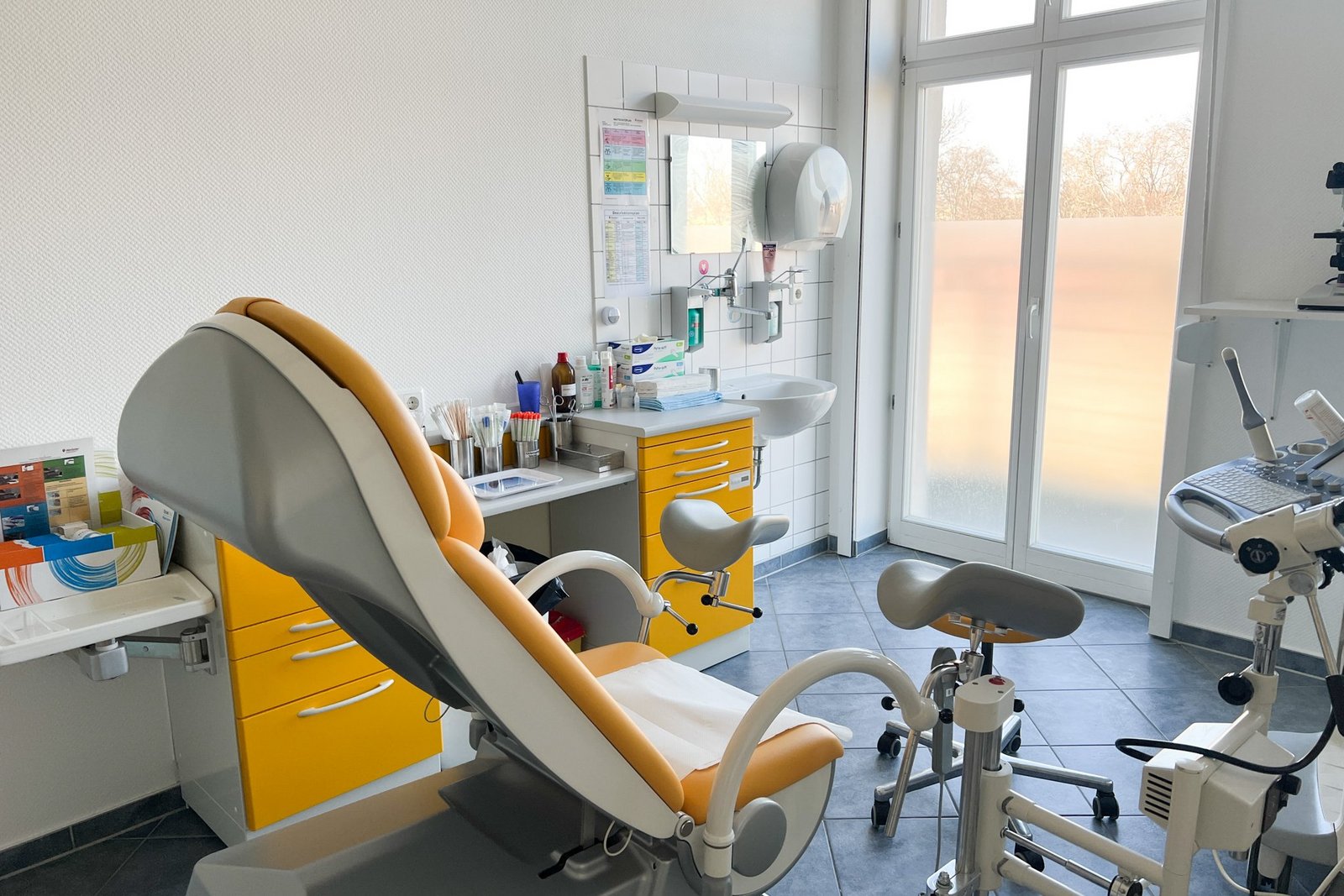 Behandlungszimmer in Frauenarztpraxis im MVZ Potsdam