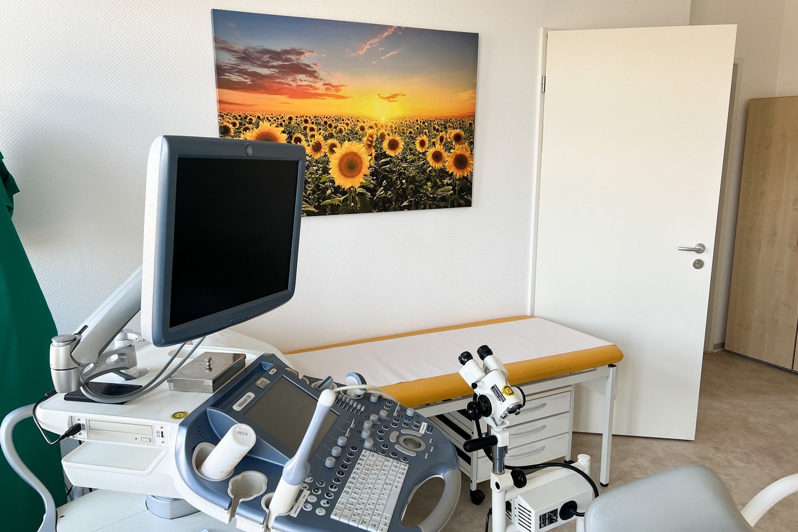 Untersuchungsliege in Behandlungszimmer  in Frauenarztpraxis im MVZ Potsdam