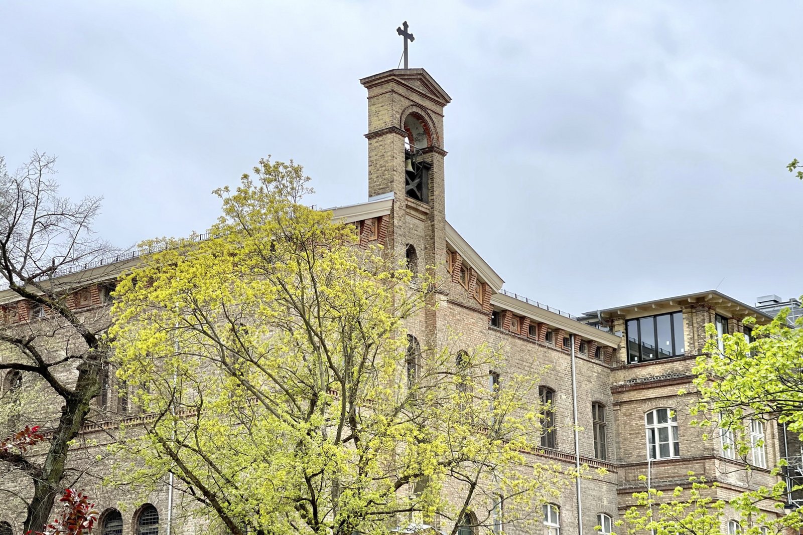 "St. Josephs Capelle" - so lautet die vergoldete Inschrift seit der Benediction Anno 1877 über der zweiflügeligen Eingangstür "St. Josephs Capelle" - so lautet die vergoldete Inschrift seit der Benediction Anno 1877 über der zweiflügeligen Eingangstür