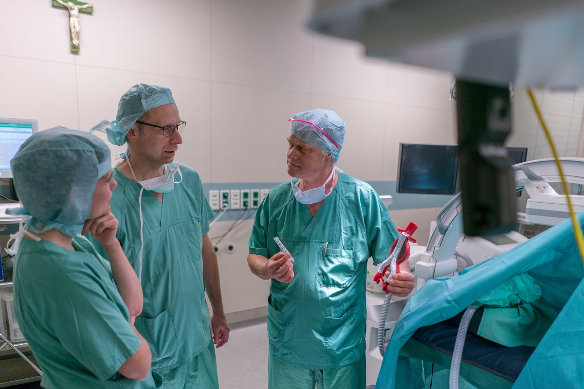 Gemeinsam mit den Abteilungen Angiologie und Neurologie wird das gefäßmedizinische Zentrum kontinuierlich ausgebaut. Gemeinsam mit den Abteilungen Angiologie und Neurologie wird das gefäßmedizinische Zentrum kontinuierlich ausgebaut.