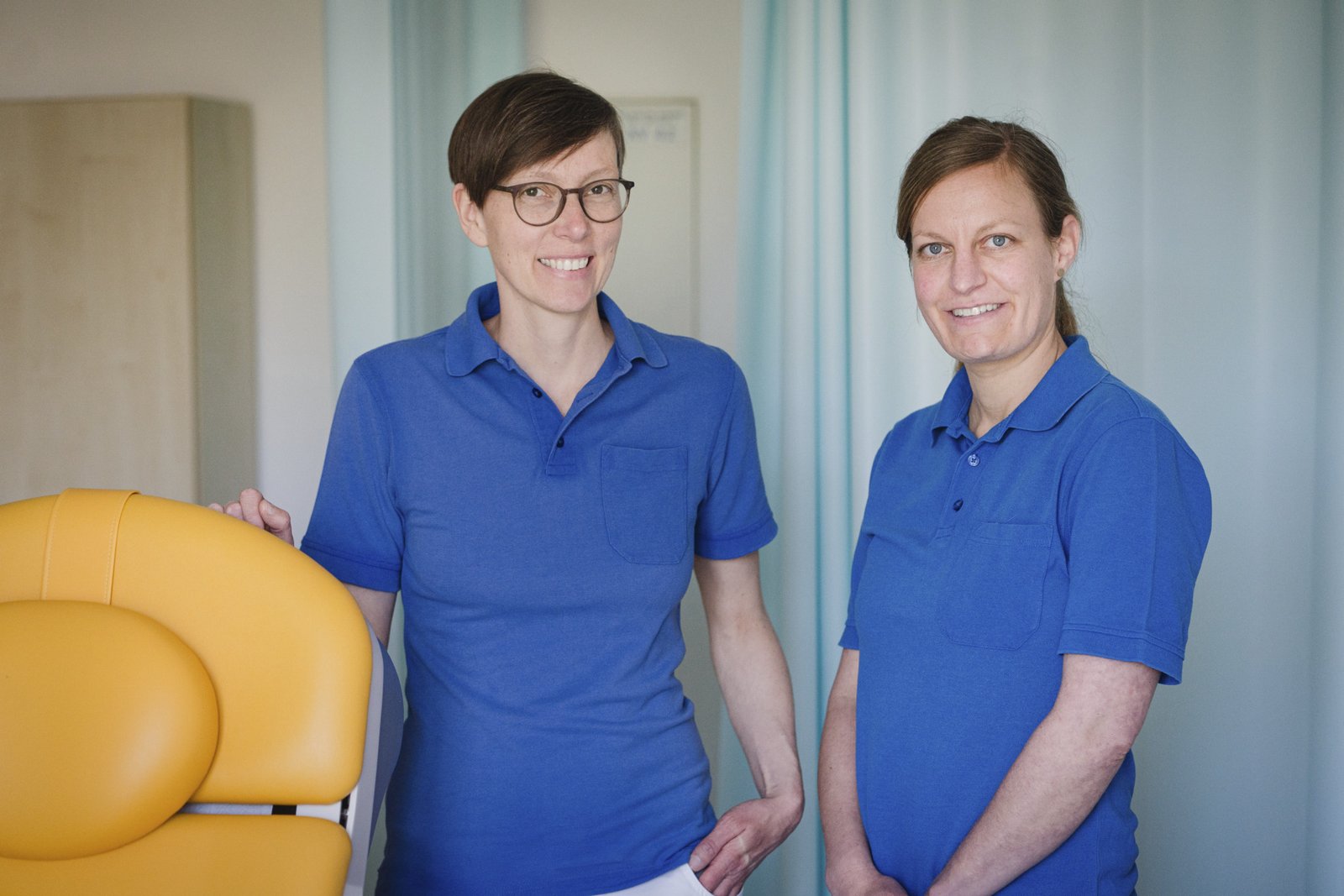 Zwei Frauenärztinnen im Untersuchungsraum