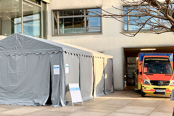 Sichtungszelt am St. Josefs-Krankenhaus