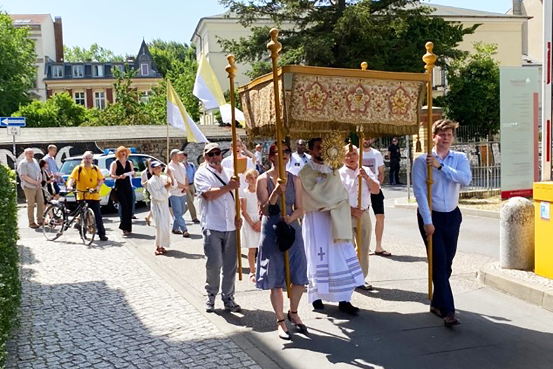 Fronleichnamsprozession der Gemeinde St. Peter und Paul Fronleichnamsprozession der Gemeinde St. Peter und Paul